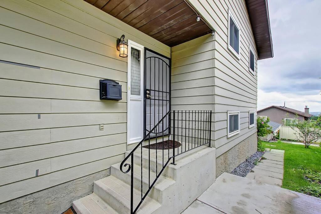 Tastefully Furnished 5br With 3bths Ac Mins To Downtown Ap Apartment Calgary