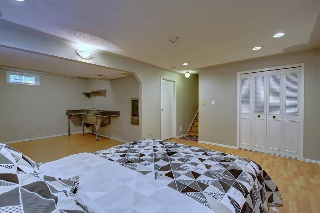 Tastefully Furnished 5br With 3bths Ac Mins To Downtown Ap Apartment Calgary