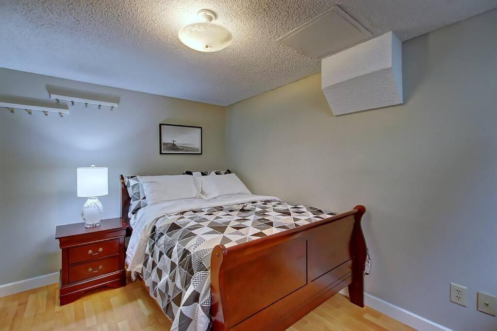 Tastefully Furnished 5br With 3bths Ac Mins To Downtown Ap * Calgary