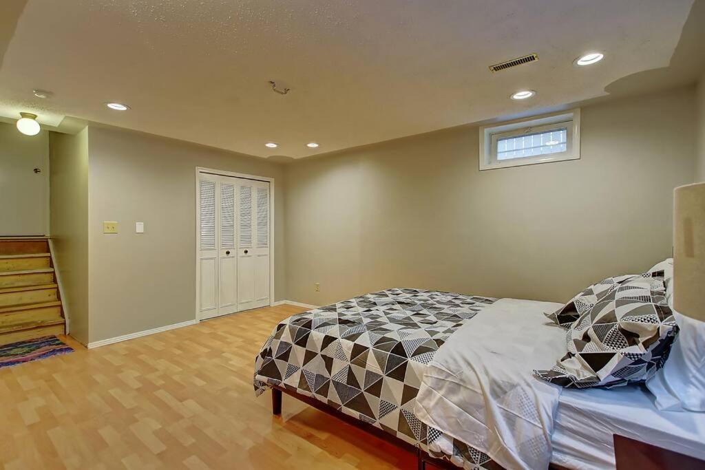 Tastefully Furnished 5br With 3bths Ac Mins To Downtown Ap *