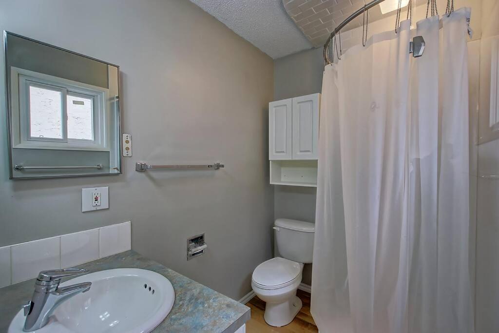 Tastefully Furnished 5br With 3bths Ac Mins To Downtown Ap Apartment Calgary