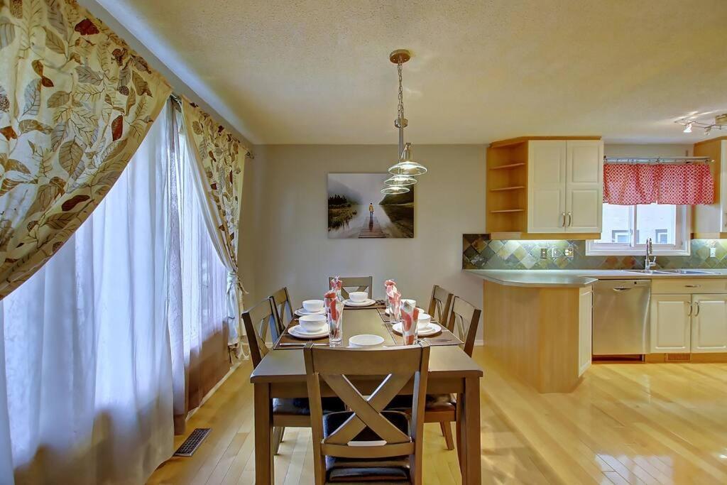 Tastefully Furnished 5br With 3bths Ac Mins To Downtown Ap Apartment Calgary