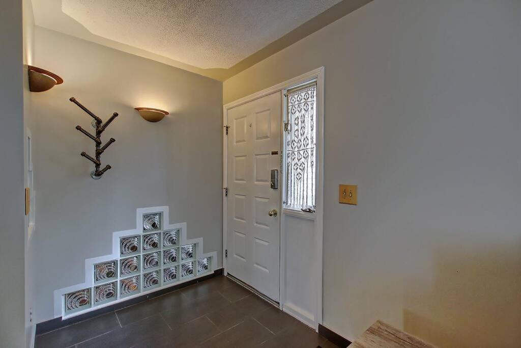 Tastefully Furnished 5br With 3bths Ac Mins To Downtown Ap Apartment Calgary