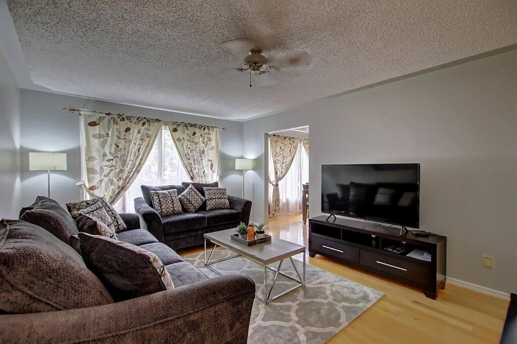 Tastefully Furnished 5br With 3bths Ac Mins To Downtown Ap *