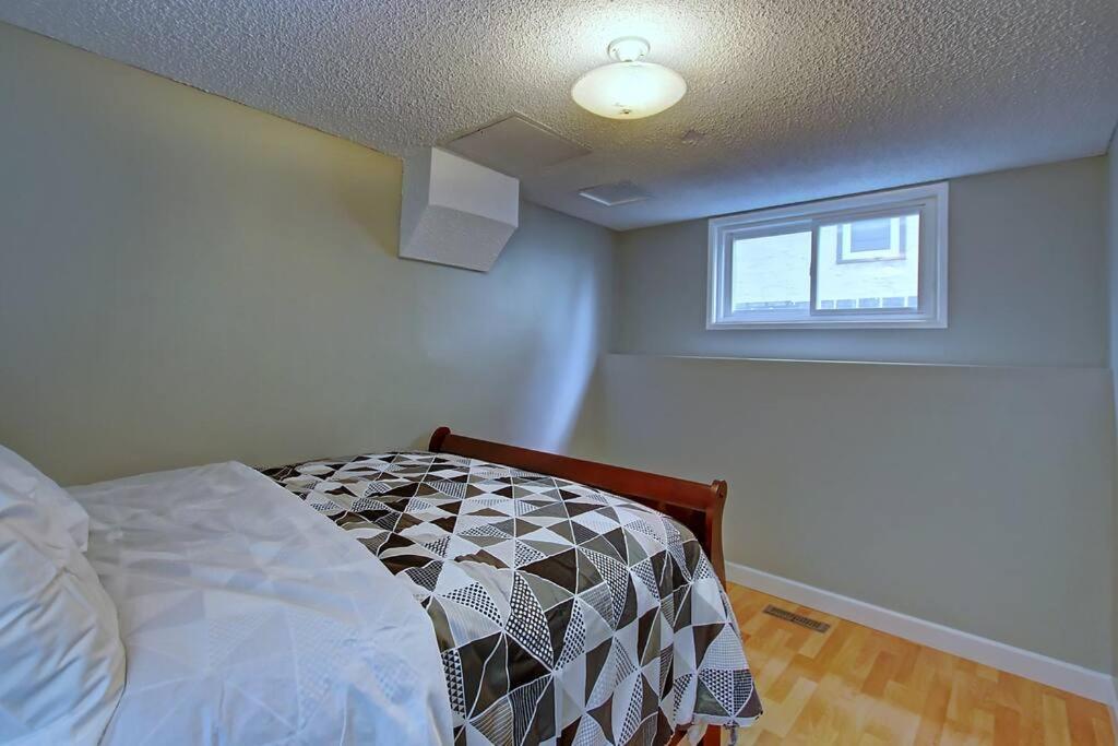 Tastefully Furnished 5br With 3bths Ac Mins To Downtown Ap Apartment Calgary