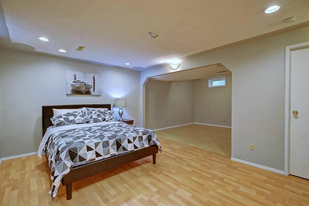 Apartment Tastefully Furnished 5br With 3bths Ac Mins To Downtown Ap Calgary